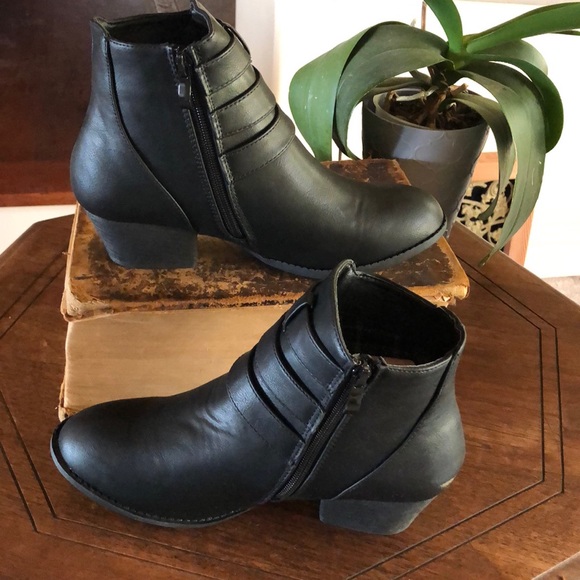 Top Moda Edgy Double Buckle Booties- NWT - Picture 2 of 3